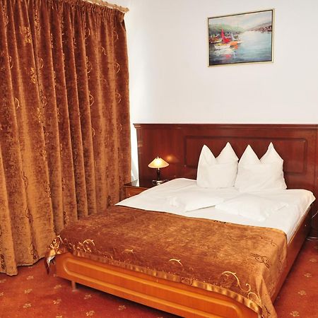 Hotel Emma Est Craiova Kültér fotó