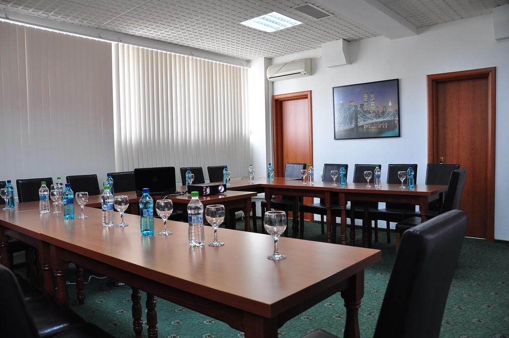 Hotel Emma Est Craiova Kültér fotó