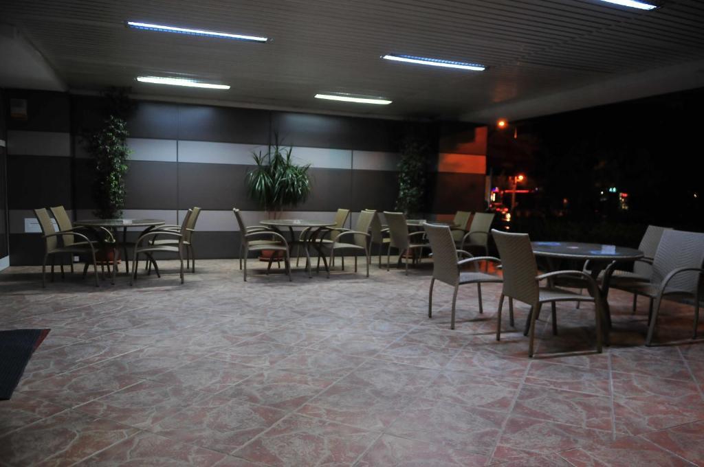 Hotel Emma Est Craiova Kültér fotó