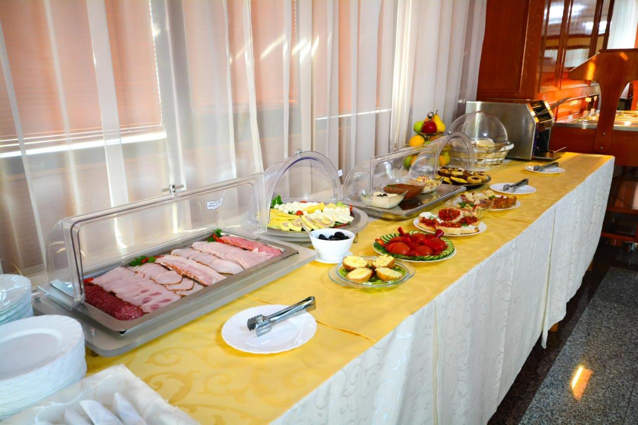 Hotel Emma Est Craiova Kültér fotó